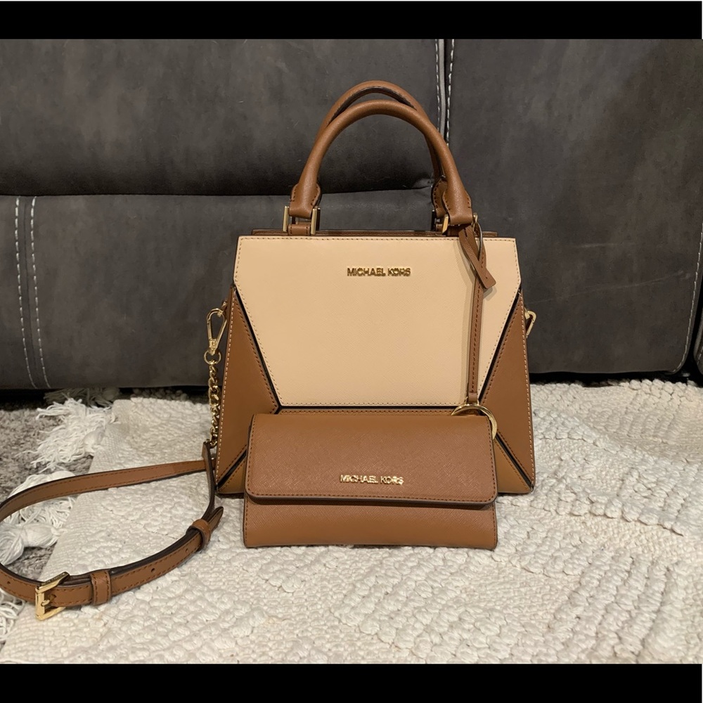 Michael Kors Prism tan purse 😍🙌🏼❤️